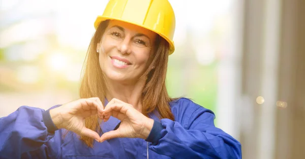 エンジニア建設労働者の女性の幸せと愛を示す手健康を表現するハートの形で結婚のシンボル — ストック写真