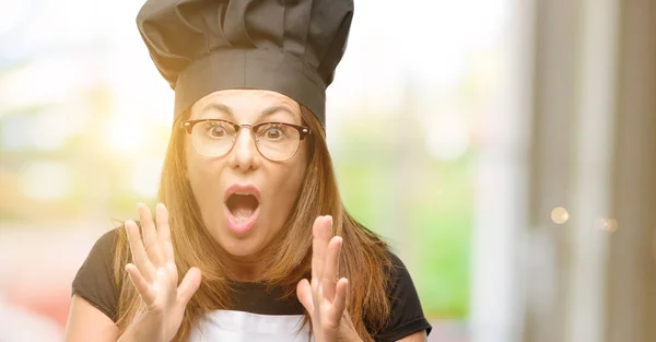 Mulher Cozinheira Meia Idade Vestindo Avental Chef Estressante Mantendo Mãos — Fotografia de Stock