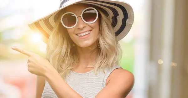 Mladá Žena Nosí Sluneční Brýle Klobouk Letní Směřující Mimo Sebe — Stock fotografie