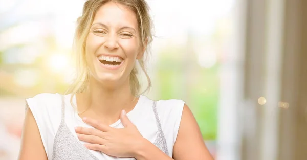 Giovane Bella Donna Fiduciosa Felice Con Grande Sorriso Naturale Ridere — Foto Stock