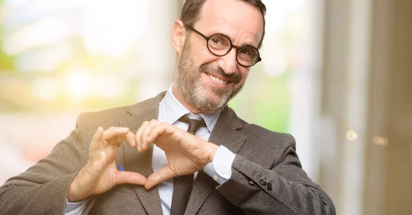 Lehrer Mann Mit Brille Glücklich Zeigt Liebe Mit Händen Herzform — Stockfoto