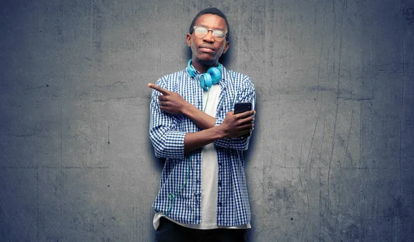 Africano Nero Uomo Studente Con Smartphone Puntando Lato Con Dito — Foto Stock