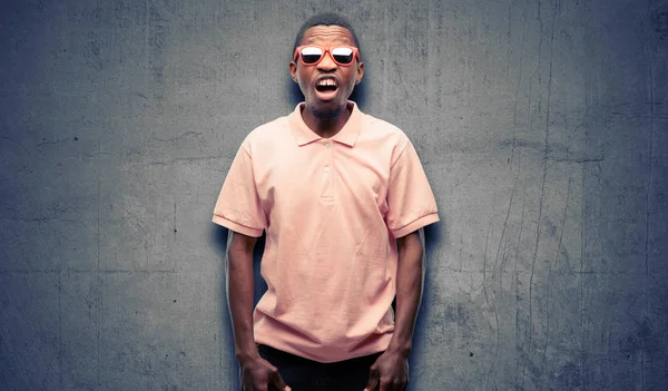 Африканский Черный Мужчина Солнечных Очках Стрессовых Напуганный Панике Кричащий Раздраженный — стоковое фото