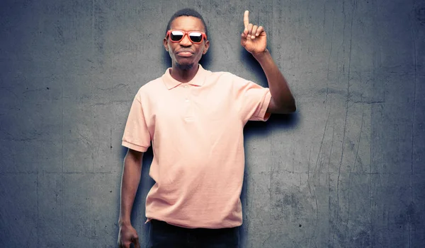 Αφρικανική Μαύρο Άτομο Φοράει Γυαλιά Ηλίου Αύξηση Αριθμός Ένα Δάχτυλο — Φωτογραφία Αρχείου
