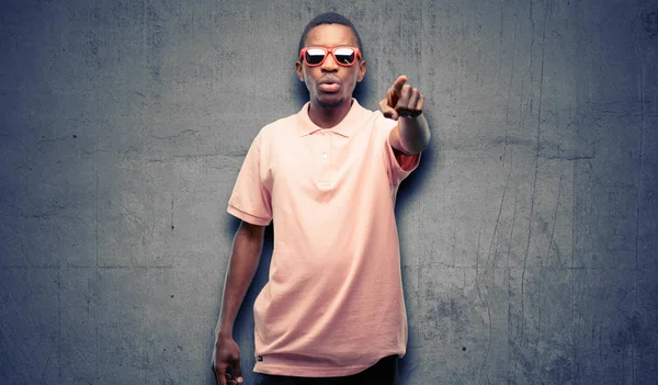 Hombre Negro Africano Con Gafas Sol Apuntando Frente Con Dedo —  Fotos de Stock