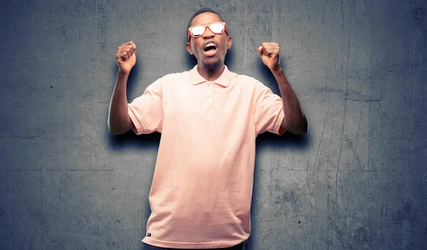 Homem Negro Africano Usando Óculos Sol Feliz Animado Celebrando Vitória — Fotografia de Stock