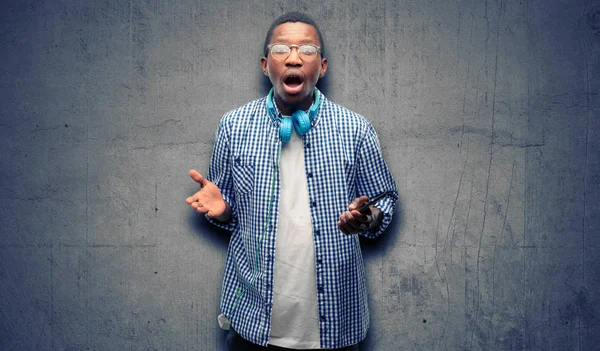 Student Van Afrikaanse Zwarte Man Met Smartphone Bang Schok Uitdrukken — Stockfoto