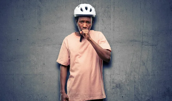 Zwarte Man Het Dragen Van Fiets Helm Zieken Hoesten Astma — Stockfoto