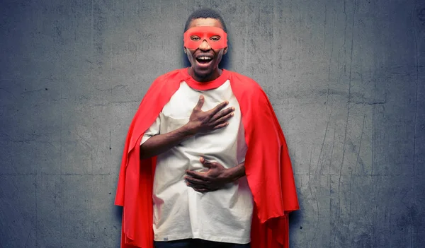 Africano Nero Super Eroe Uomo Fiducioso Felice Con Grande Sorriso — Foto Stock