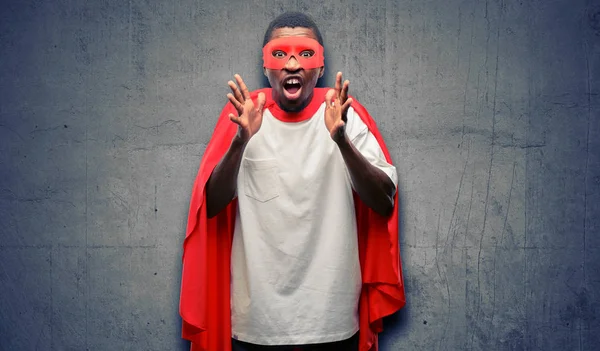 Afrykańskie Czarne Super Hero Człowiek Stresujące Trzymając Ręce Głowę Przerażony — Zdjęcie stockowe