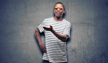 Afrika siyah adam bir şey boş elinde tutan güneş gözlüğü takıyor