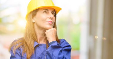 Düşünme ve şüphe ifade arıyorum inşaat işçisi kadın mühendis ve merak ediyorum