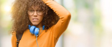 Afrika kökenli Amerikalı öğrenci kadın dehşet ve sinir anksiyete ve panik jest, bunalmış ifade