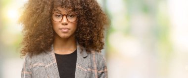 Afrikalı-Amerikalı kadın ciddi düşünme akıllı yüzünde ceketin kendine güvenen bir ifade ile