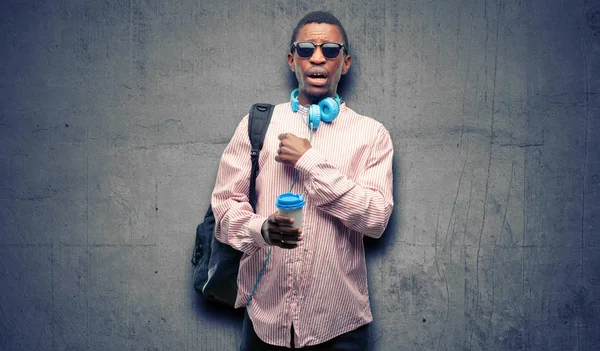 Parmak Ile Işaret Afrika Siyah Adam Öğrenci Mutlu Ifade Wow — Stok fotoğraf