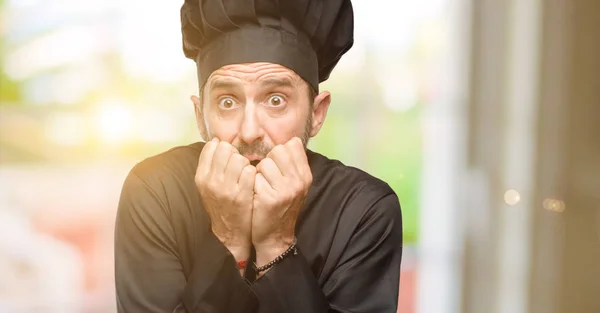 Cozinheiro Sênior Vestindo Chapéu Chef Aterrorizado Nervoso Expressando Ansiedade Pânico — Fotografia de Stock