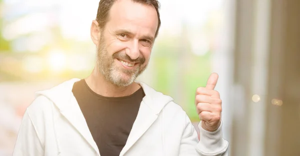 Hombre Mediana Edad Con Ropa Deportiva Sonriendo Ampliamente Mostrando Los — Foto de Stock