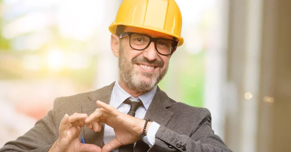 Arquitecto Sénior Ingeniero Feliz Mostrando Amor Con Las Manos Forma — Foto de Stock