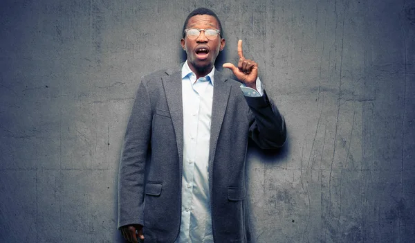 Afrikanischer Schwarzer Mann Trägt Jacke Die Mit Finger Zur Seite — Stockfoto