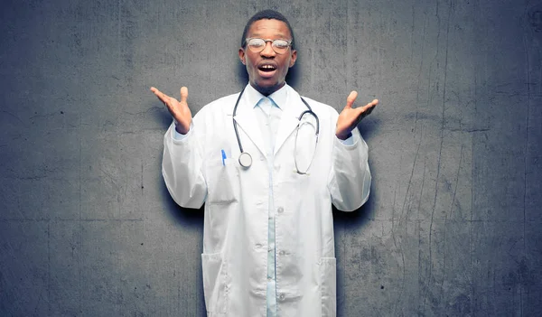 Joven Médico Negro Profesional Médico Feliz Sorprendido Animando Expresando Gesto —  Fotos de Stock