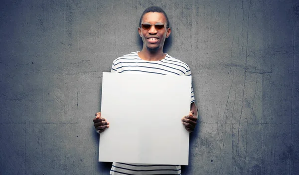 Hombre Negro Africano Con Gafas Sol Sosteniendo Banner Publicitario Blanco — Foto de Stock