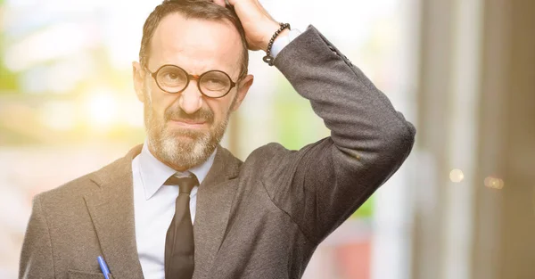 Maestro Hombre Usando Gafas Duda Expresión Confundir Maravilla Concepto Futuro —  Fotos de Stock