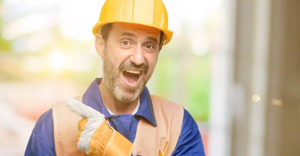 Engenheiro Sênior Trabalhador Construção Apontando Para Lado Com Dedo — Fotografia de Stock