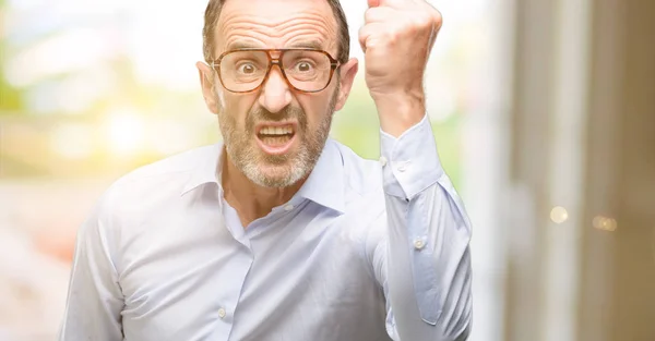 Hombre Mediana Edad Con Gafas Irritado Enojado Expresando Emoción Negativa —  Fotos de Stock