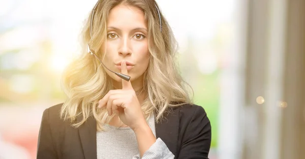 Mujer Joven Operadora Call Center Con Dedo Índice Los Labios — Foto de Stock