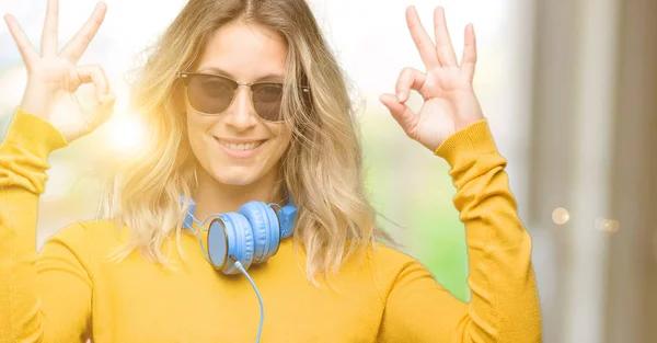 Junge Schöne Frau Mit Kopfhörern Macht Zeichen Geste Mit Beiden — Stockfoto