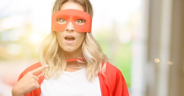 Jovem Super Herói Mulher Vestindo Capa Feliz Surpreso Animando Expressar — Fotografia de Stock