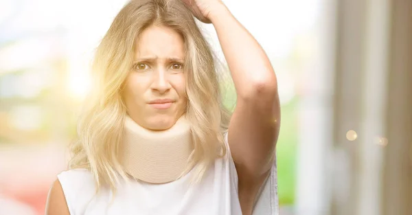 Junge Verletzte Frau Trägt Nackenstütze Zweifel Ausdruck Verwirren Und Fragen — Stockfoto