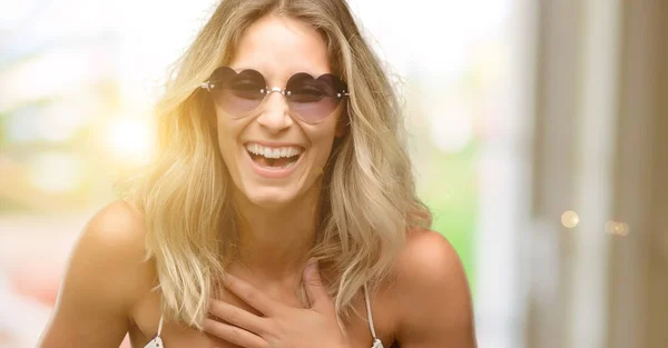 Mujer Joven Con Gafas Sol Con Forma Corazón Segura Feliz — Foto de Stock