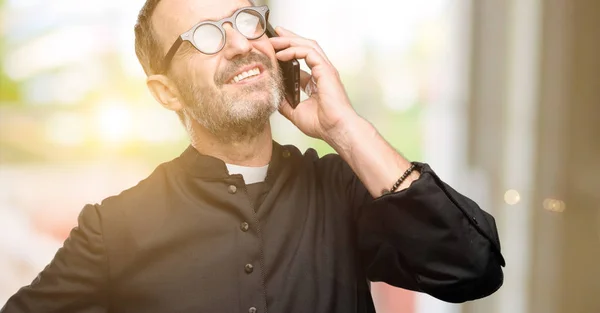 Rahip Din Adamı Smartphone Cep Telefonuyla Konuşmak Mutlu — Stok fotoğraf