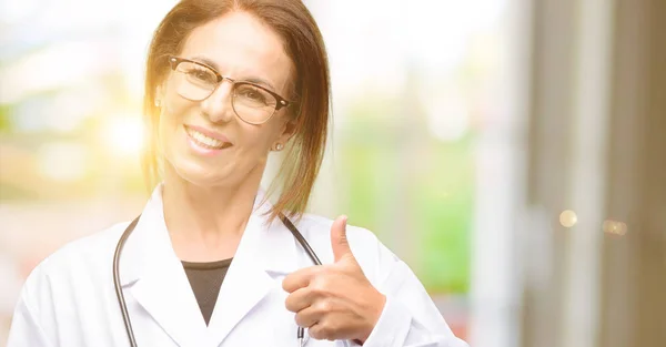 Médica Mulher Profissional Médico Sorrindo Mostrando Amplamente Polegares Até Gesto — Fotografia de Stock