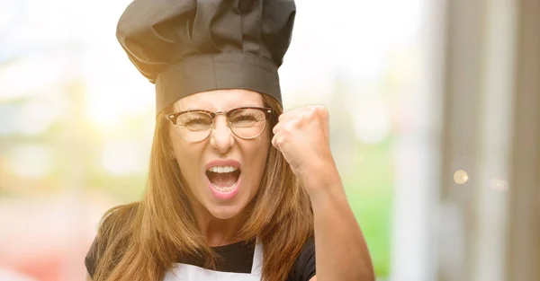 Mulher Cozinheira Meia Idade Vestindo Avental Chef Irritado Irritado Expressando — Fotografia de Stock
