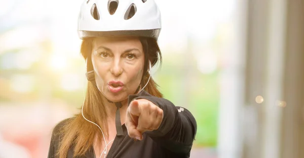 Middelbare Leeftijd Wielrenner Vrouw Met Behulp Van Oortelefoons Wijzend Naar — Stockfoto