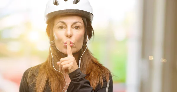 Mujer Ciclista Mediana Edad Que Usa Auriculares Con Dedo Índice — Foto de Stock