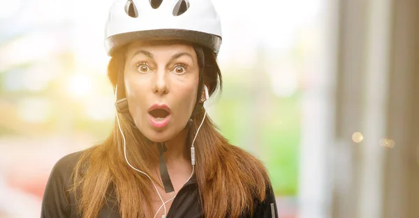 Mujer Ciclista Mediana Edad Usando Auriculares Asustados Estado Shock Expresando —  Fotos de Stock