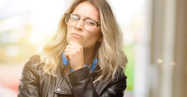 Jonge Student Vrouw Met Hoofdtelefoon Denken Opzoeken Uiten Twijfel Verwondering — Stockfoto