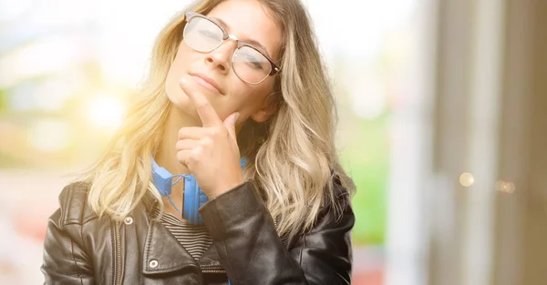 Jonge Student Vrouw Met Hoofdtelefoon Denken Opzoeken Uiten Twijfel Verwondering — Stockfoto