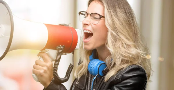 Genç Öğrenci Kadın Kulaklıklarla Yüksek Sesle Bir Megafon Tutan Bağırarak — Stok fotoğraf