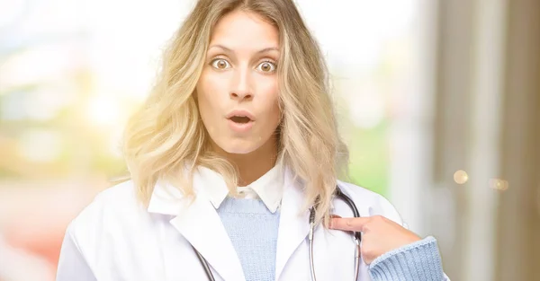 Νέος Γιατρός Γυναίκα Ιατρικό Επαγγελματία Ευτυχισμένη Και Έκπληκτος Επευφημίες Εκφράζοντας — Φωτογραφία Αρχείου