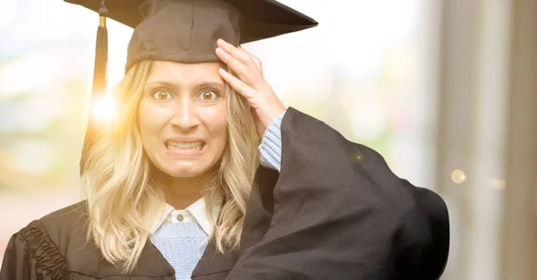 Mujer Joven Graduada Aterrorizada Nerviosa Expresando Ansiedad Gesto Pánico Abrumada — Foto de Stock