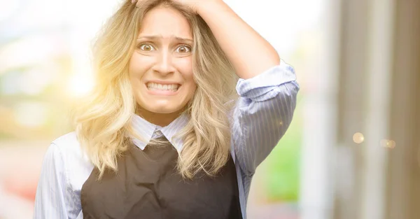 Junge Ladenbesitzerin Schwarzer Schürze Verängstigt Und Nervös Ausdruck Von Angst — Stockfoto