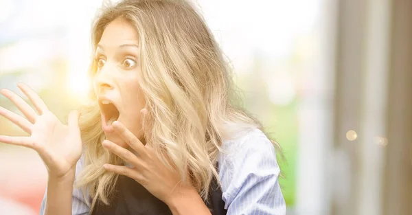 Junger Ladenbesitzer Schwarzer Schürze Die Hände Auf Dem Kopf Panik — Stockfoto