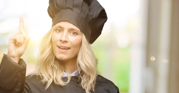 Vackra Cook Kvinna Kock Glad Och Överraskad Jublande Uttrycker Wow — Stockfoto