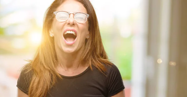 Donna Mezza Età Con Camicia Nera Occhiali Stressanti Terrorizzata Dal — Foto Stock