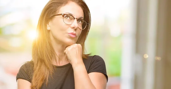 Mujer Mediana Edad Vistiendo Camisa Negra Gafas Pensando Mirando Hacia —  Fotos de Stock