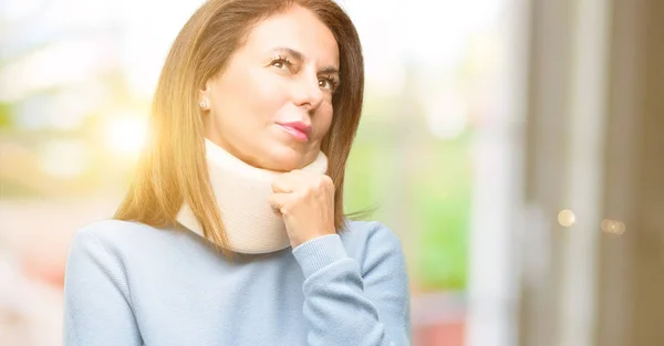 Mujer Lesionada Con Cuello Ortopédico Pensando Mirando Hacia Arriba Expresando —  Fotos de Stock